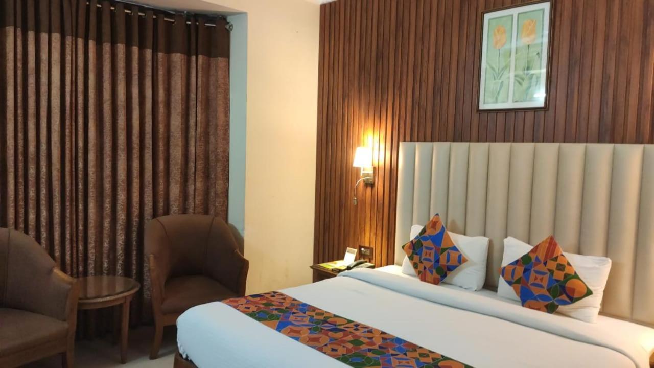 Hotel Conclave Executive New Delhi Exterior photo