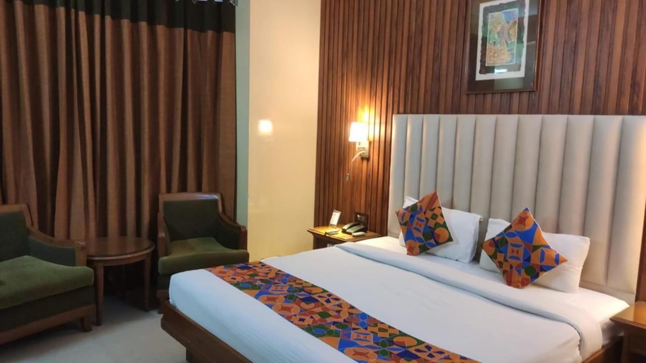 Hotel Conclave Executive New Delhi Exterior photo