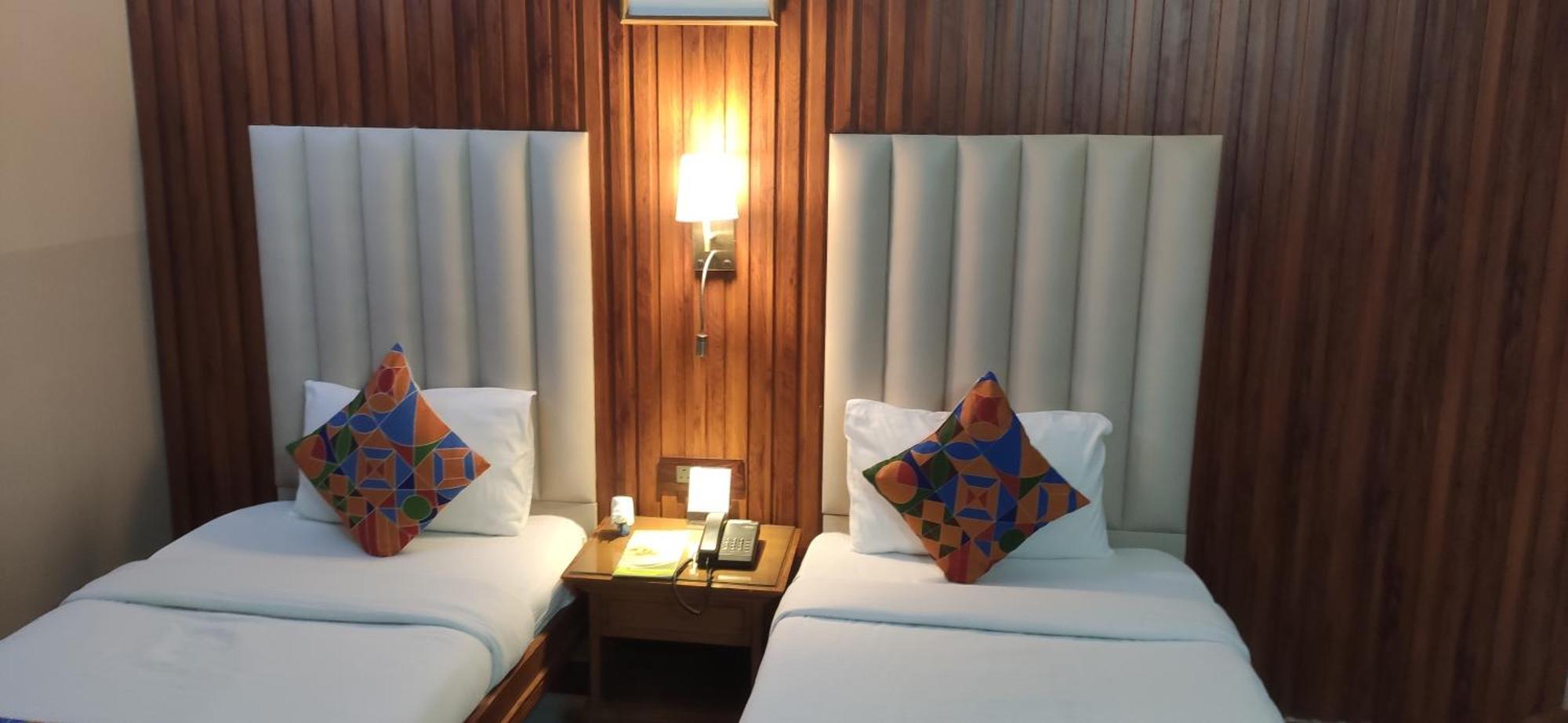 Hotel Conclave Executive New Delhi Exterior photo